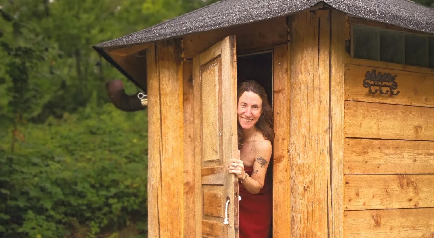 Leżaki i wanny przed sauną